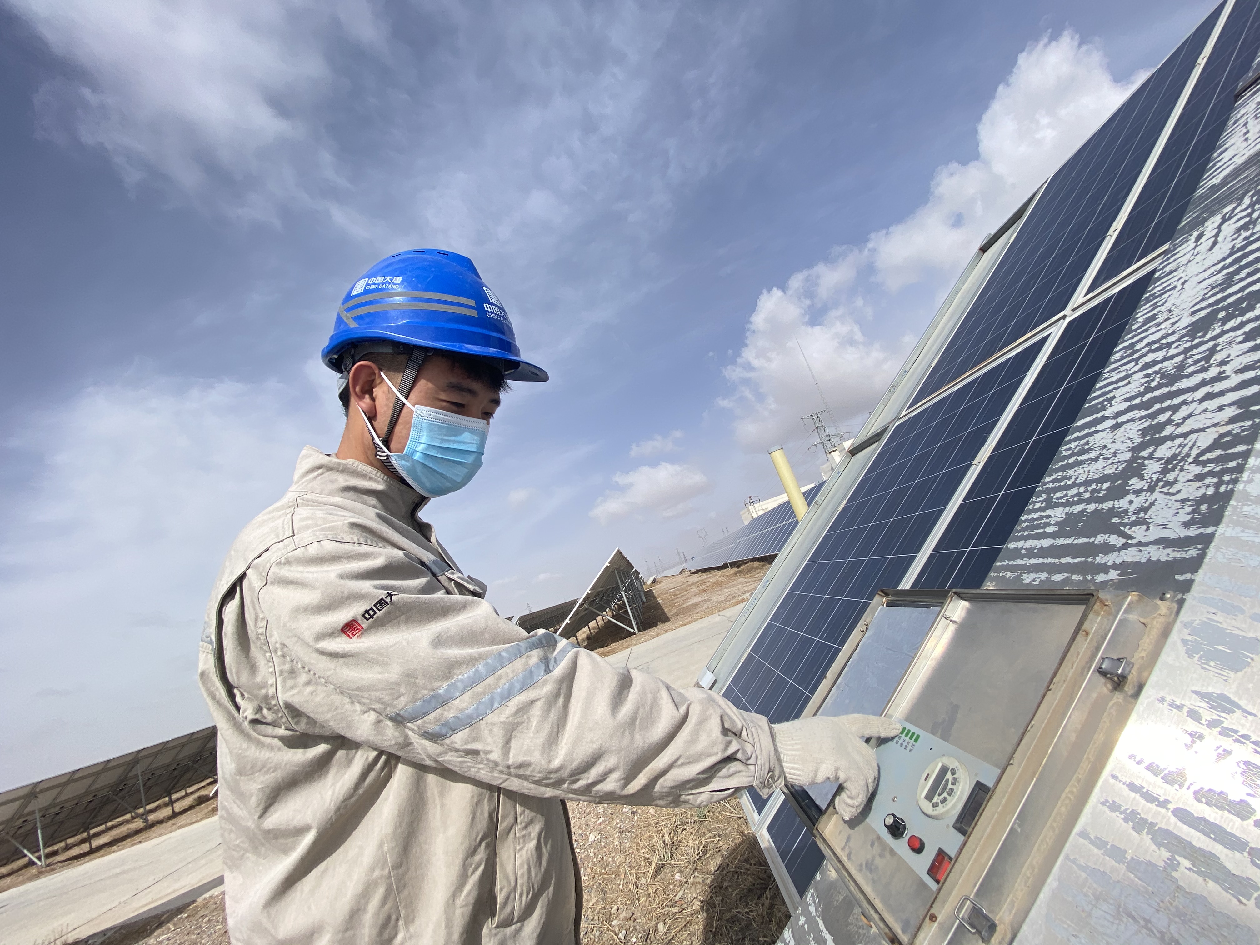 1669881053577081119.jpg 青海能源公司职工检查光伏自动清洗装置.jpg