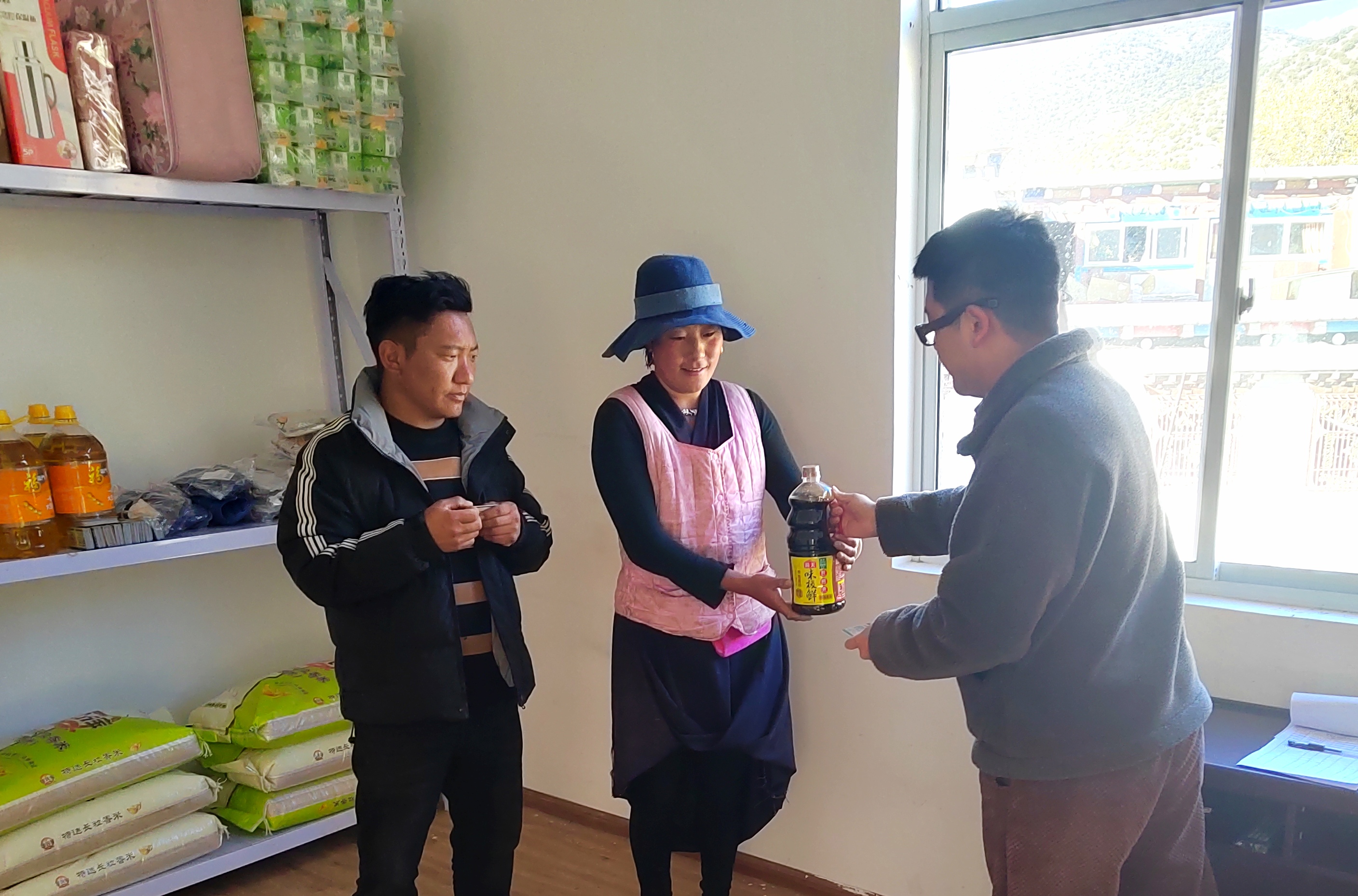 1683612632549057714.jpg 村民在积分超市兑换物品.jpg