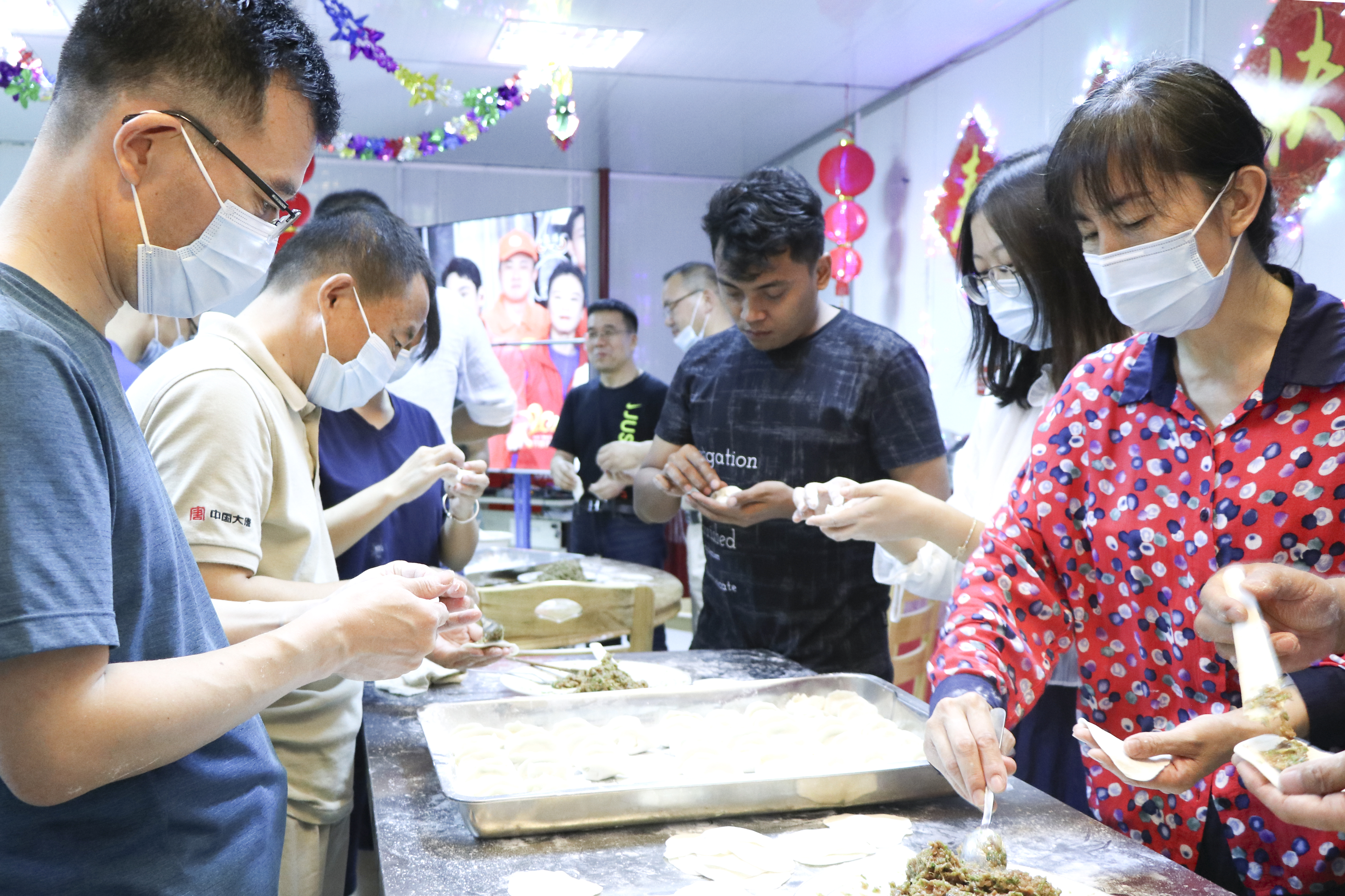 1697435205733000310.jpg 2021年2月,中印尼员工一起包饺子、庆新春.jpg