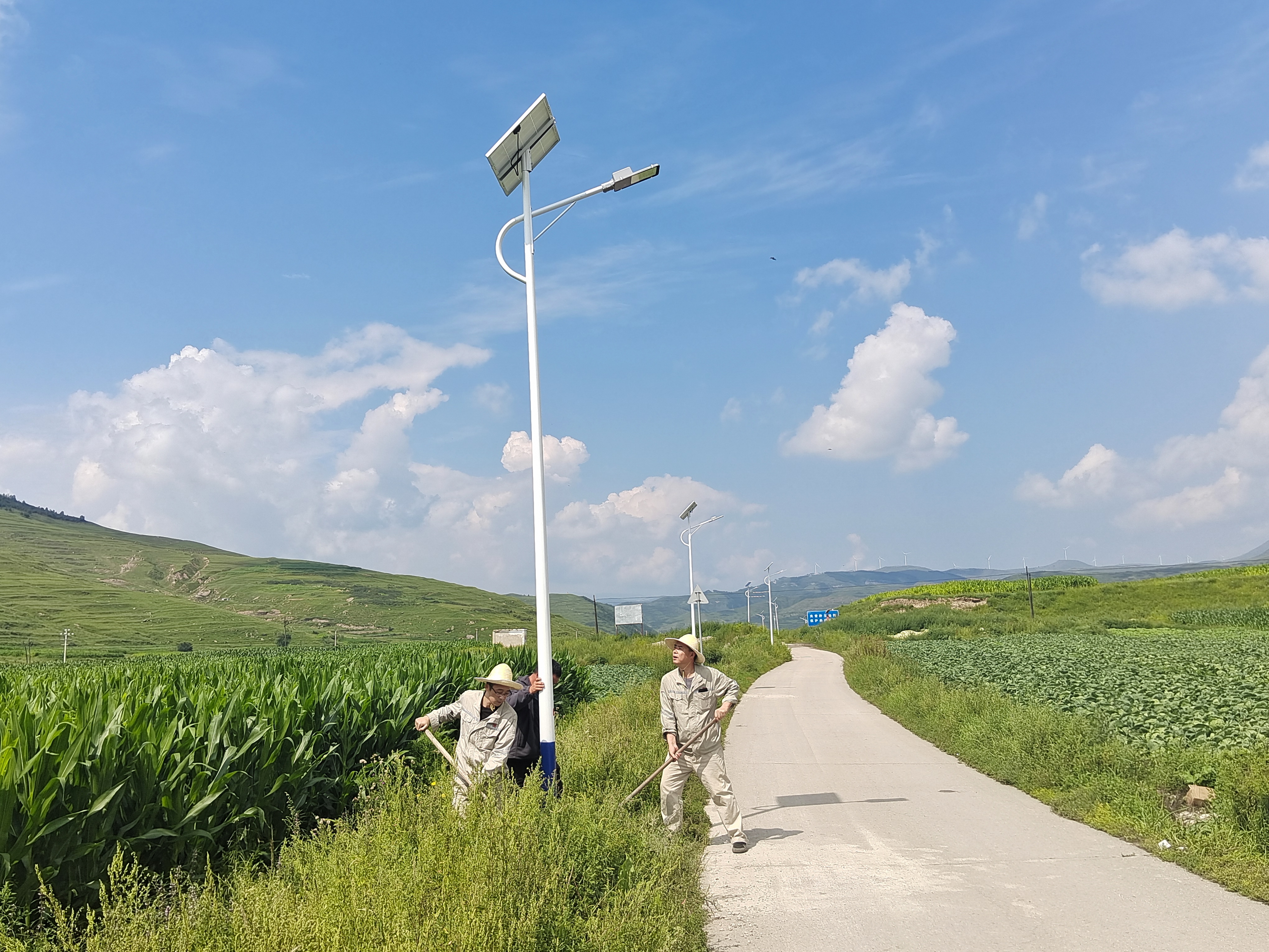 1725940788021027677.jpg 安装路灯 (2).jpg