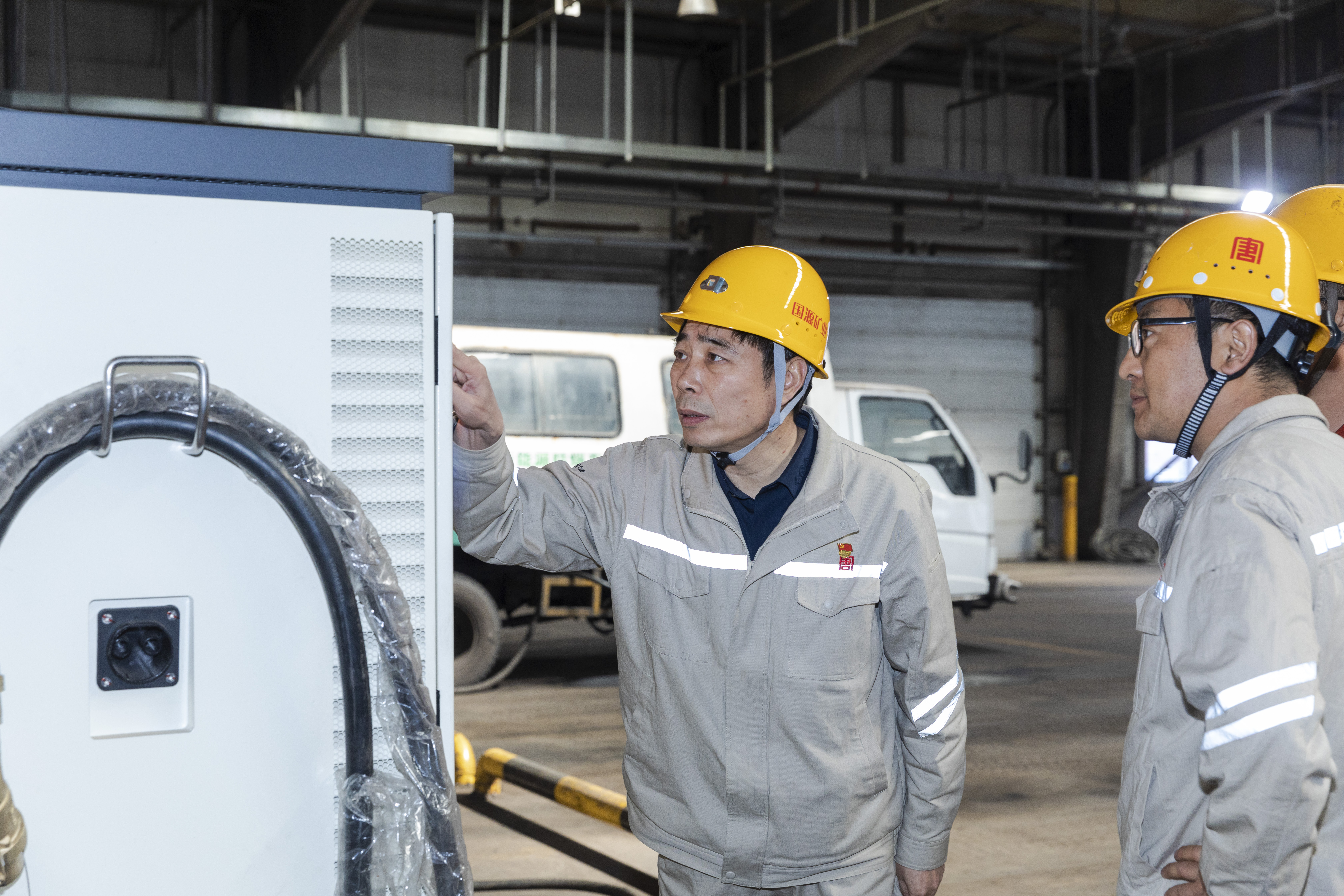 1729646592459010056.jpg 于进在龙王沟煤矿辅运工区检查新能源汽车充电装置安全运行情况.jpg